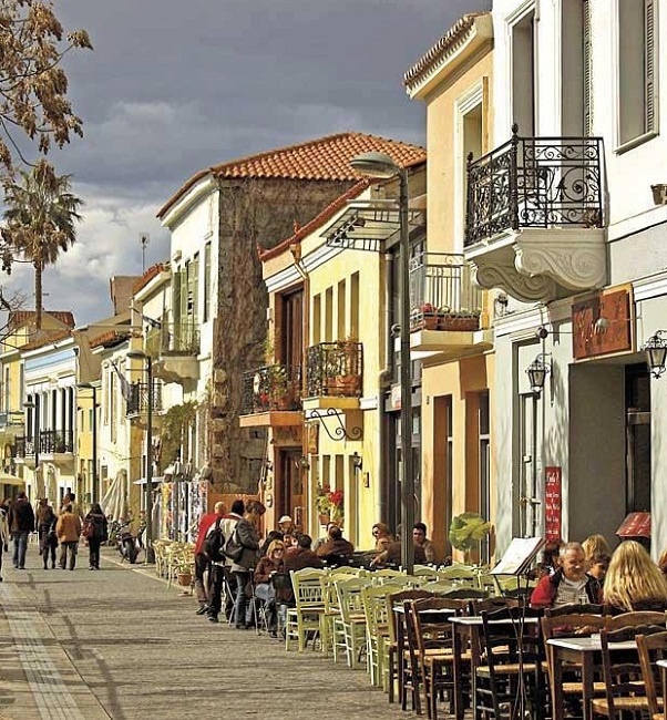 Thissio: Beautiful neoclassical buildings, cafeterias and lovely cosy taverns, lined up along the spacious promenade, offering marvelous view to the Acropolis hill.